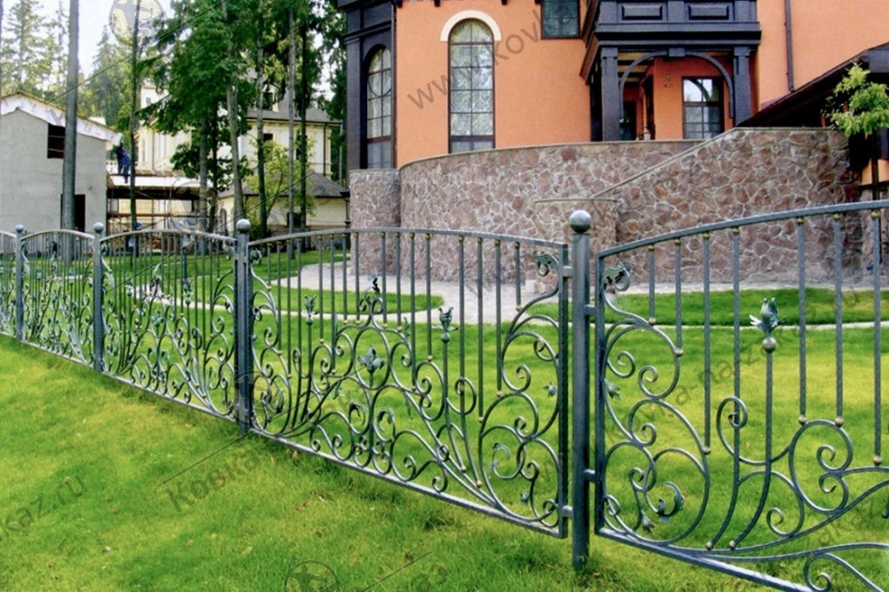 Невысокий кованый забор для&nbsp;загородного дома с&nbsp;декоративными цветами и&nbsp;листьями из&nbsp;металла, фото 2