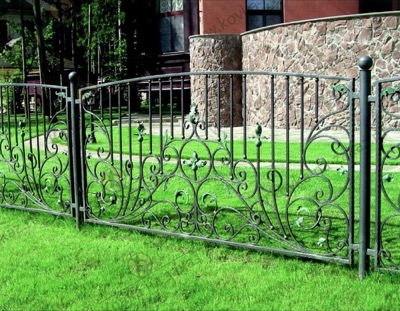 Невысокий кованый забор для&nbsp;загородного дома с&nbsp;декоративными цветами и&nbsp;листьями из&nbsp;металла