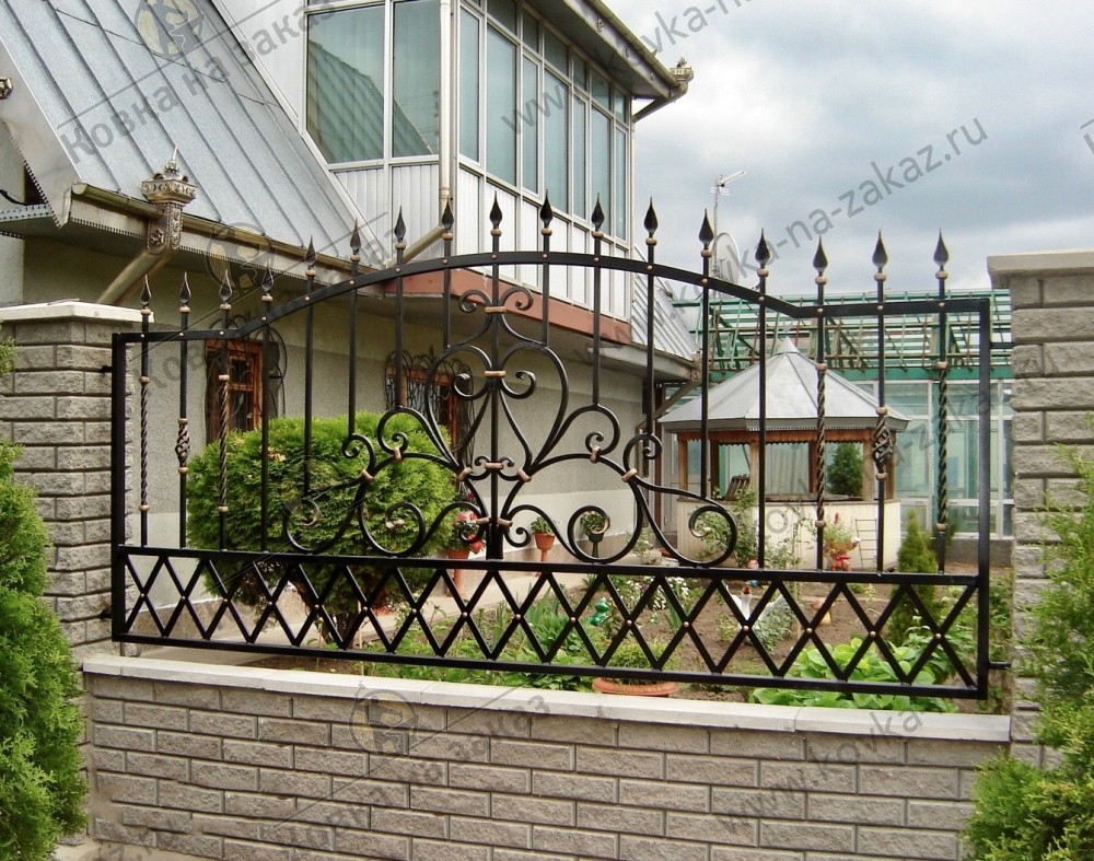 Кованый забор для&nbsp;дома в&nbsp;виде вставок металлических секций между кирпичными столбами, фото 1