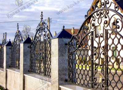 Забор заполнен разновидностью кованого орнамента «монастырская вязь»