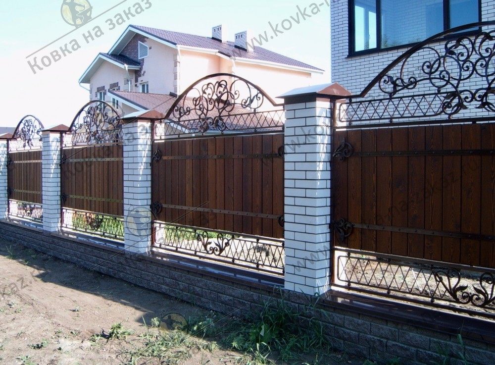 Кованый забор для дома с комбинацией художественной ковки и дерева