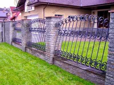 Металлические вставки в забор из кирпичных столбов с основанием