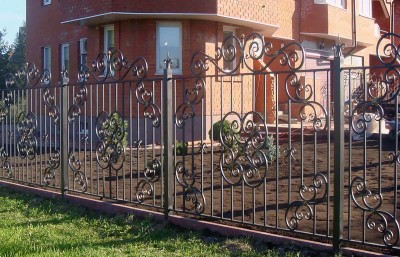 Традиционный кованый забор на&nbsp;металлических столбах для&nbsp;ограждения большой площади вокруг многоэтажного дома, фото 2