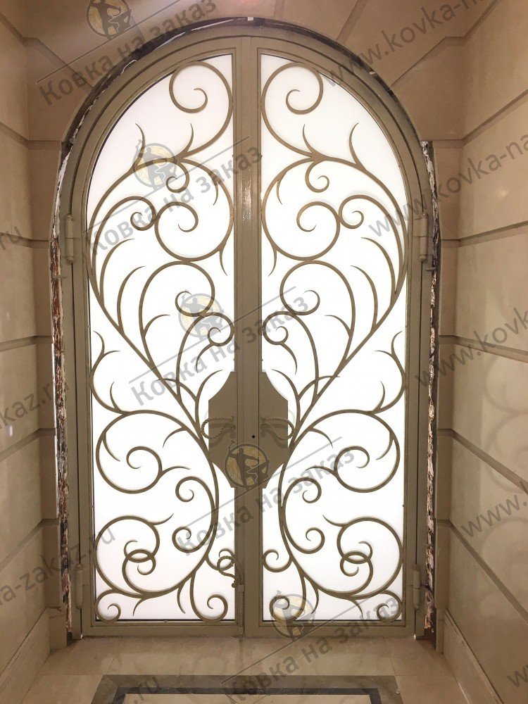 Кованая дверь со стеклом в винный погреб для загородного дома в КП «Миллениум парк» на Новорижском шоссе, фото 1