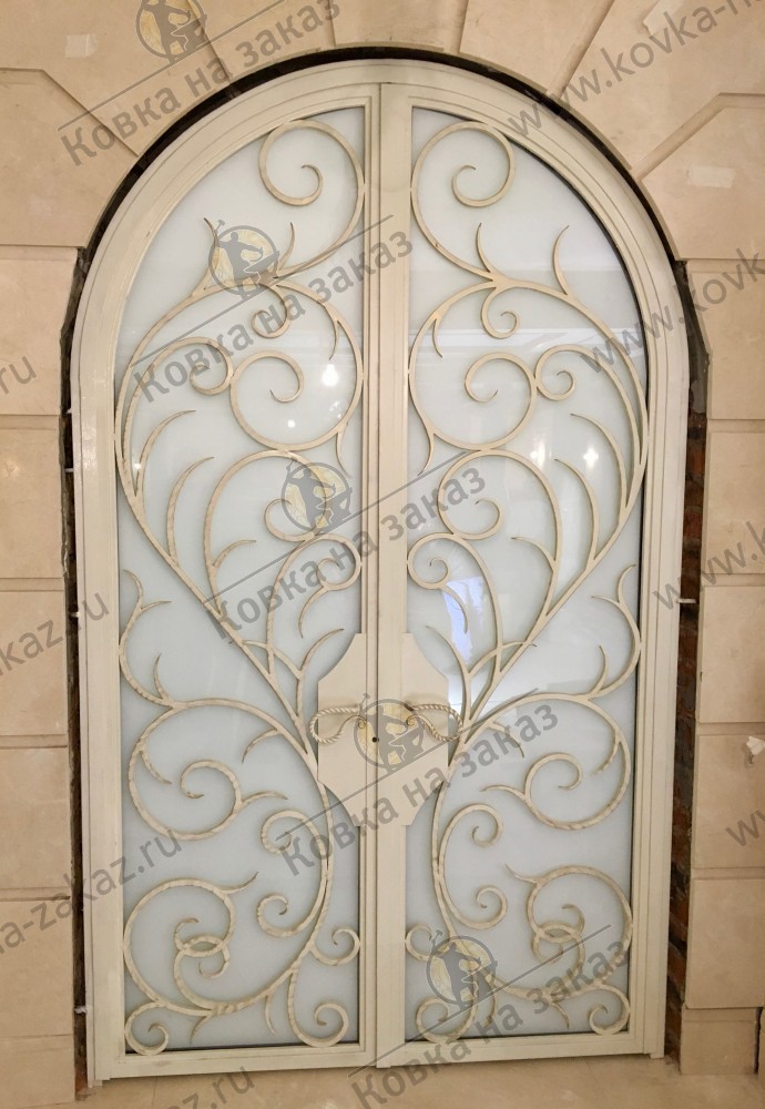 Кованая дверь со стеклом в винный погреб для загородного дома в КП «Миллениум парк» на Новорижском шоссе, фото 2