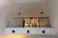 Дизайнерские перила на&nbsp;лестницу и&nbsp;площадку второго этажа в&nbsp;виде геометричных линий, фото 2