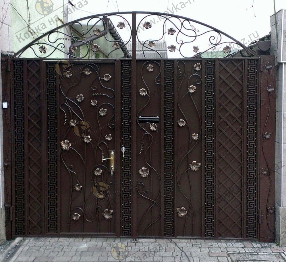 Ворота со встроенной калиткой и почтовым ящиком украшены меандром и растительным узором, фото 1
