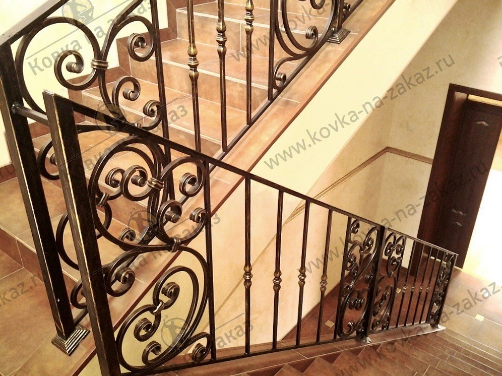 Кованые наклонные секции перил для&nbsp;лестницы со&nbsp;столбами из&nbsp;профильной трубы, украшенными классическим кованым рисунком, фото 1