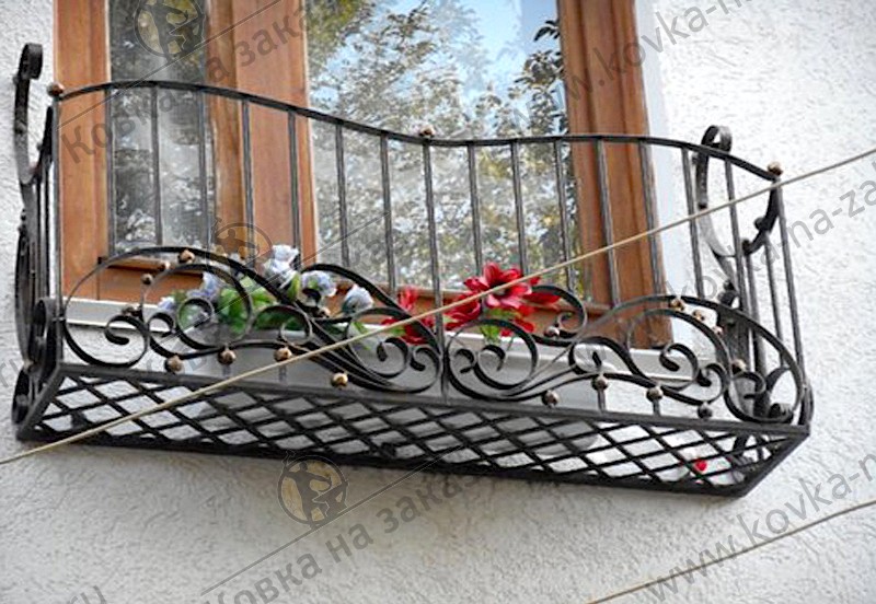 Большая цветочница под&nbsp;окно в&nbsp;форме французского балкончика с&nbsp;решетчатым полом и&nbsp;кованым узором из&nbsp;металлической полосы, фото 1