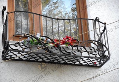 Большая цветочница под&nbsp;окно в&nbsp;форме французского балкончика с&nbsp;решетчатым полом и&nbsp;кованым узором из&nbsp;металлической полосы