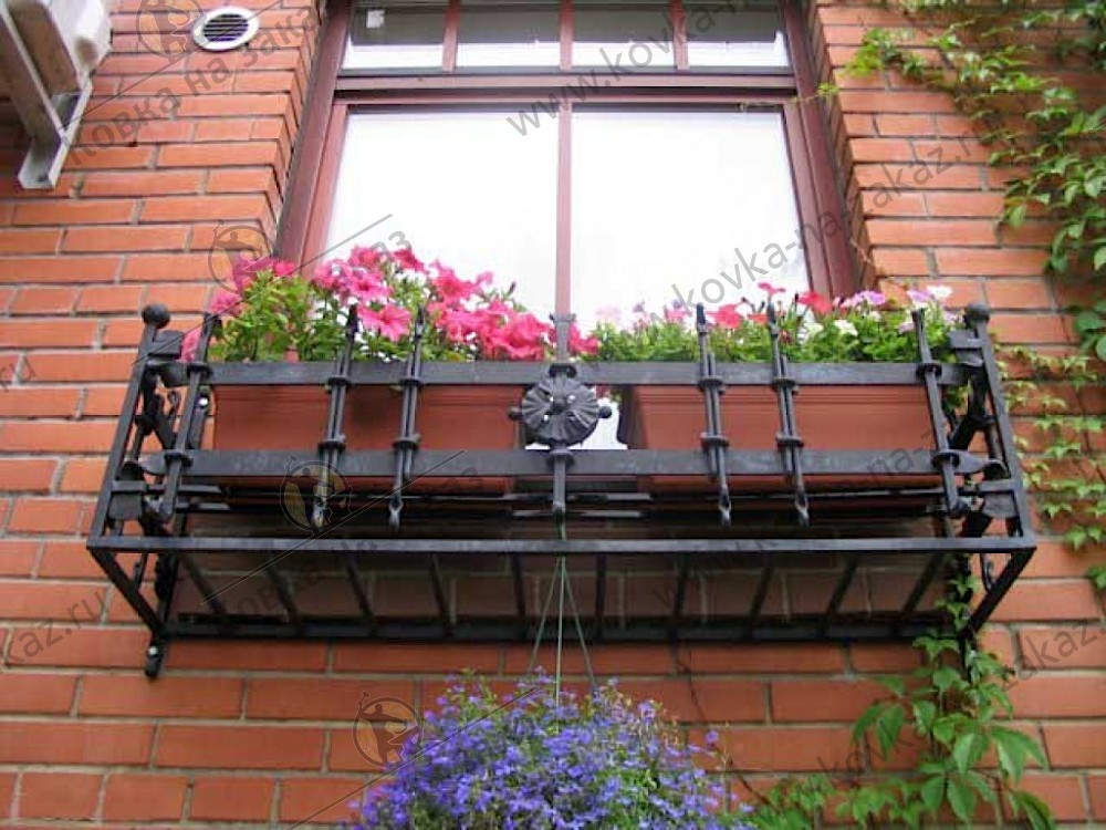 Массивная кованая цветочница под&nbsp;окно в&nbsp;готическом стиле, фото 1