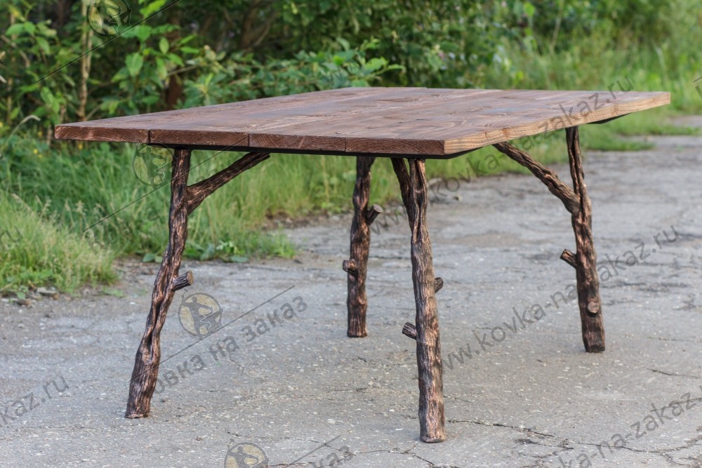Стол с деревянной столешницей и ножками из кованого металла, имитирующими рисунком стволы дерева, фото 1