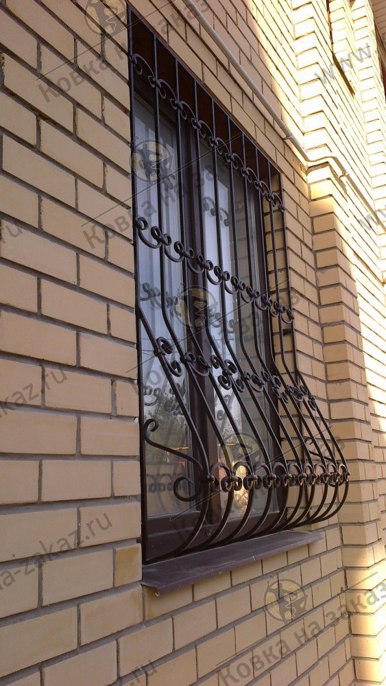 Кованая "пузатая" решетка на окно, украшенная традиционными барашками
