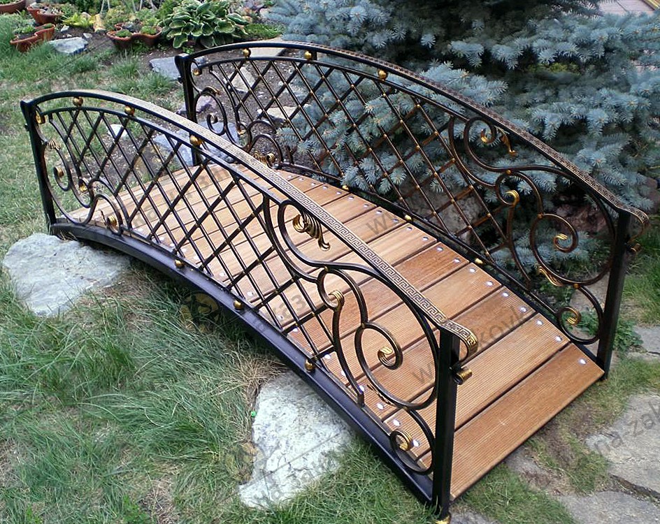 Небольшой садовый мостик с&nbsp;коваными перилами и&nbsp;настилом из&nbsp;ДПК, фото 1