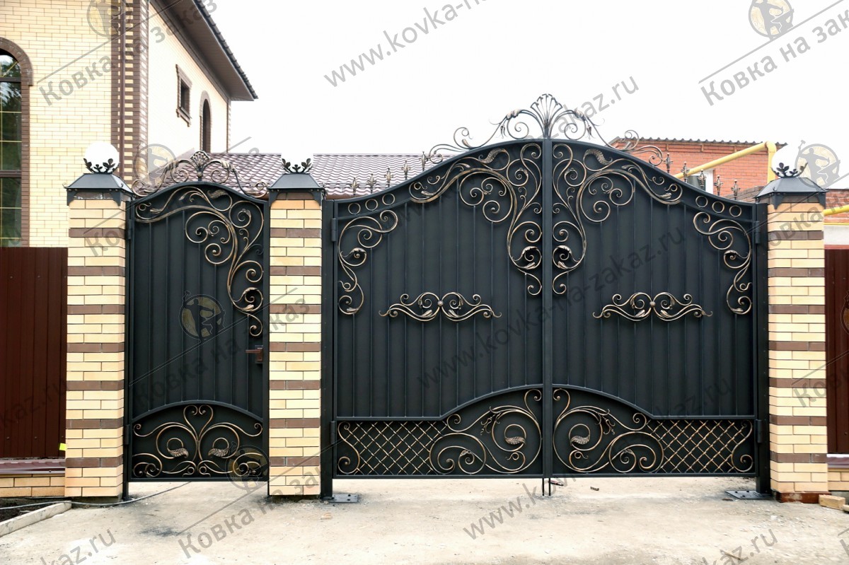Кованые распашные ворота с&nbsp;отдельной калиткой для&nbsp;загородного дома, фото 1
