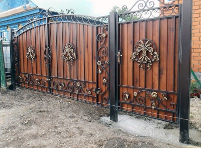 Распашные кованые ворота с калиткой из классических кованых элементов