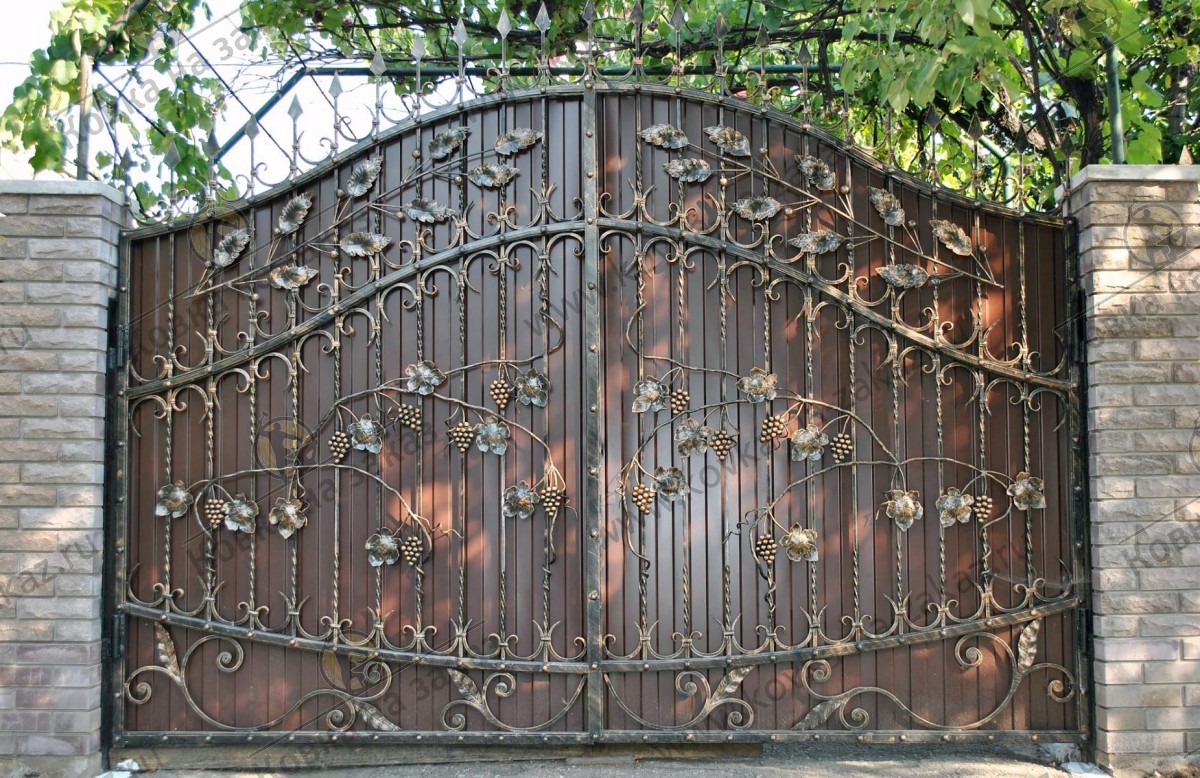 Распашные арочные ворота с профлистом и рисунком из виноградной лозы