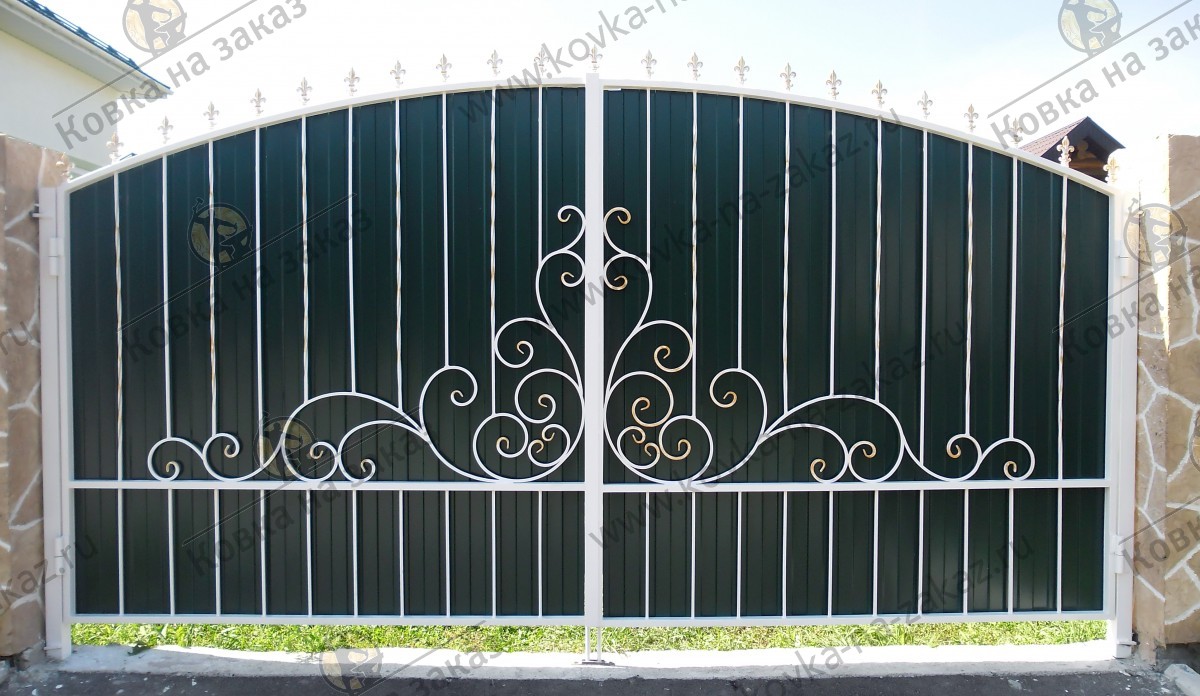 Распашные ворота арочной формы с&nbsp;пиками и&nbsp;большой кованой розеткой в&nbsp;центре, фото 1