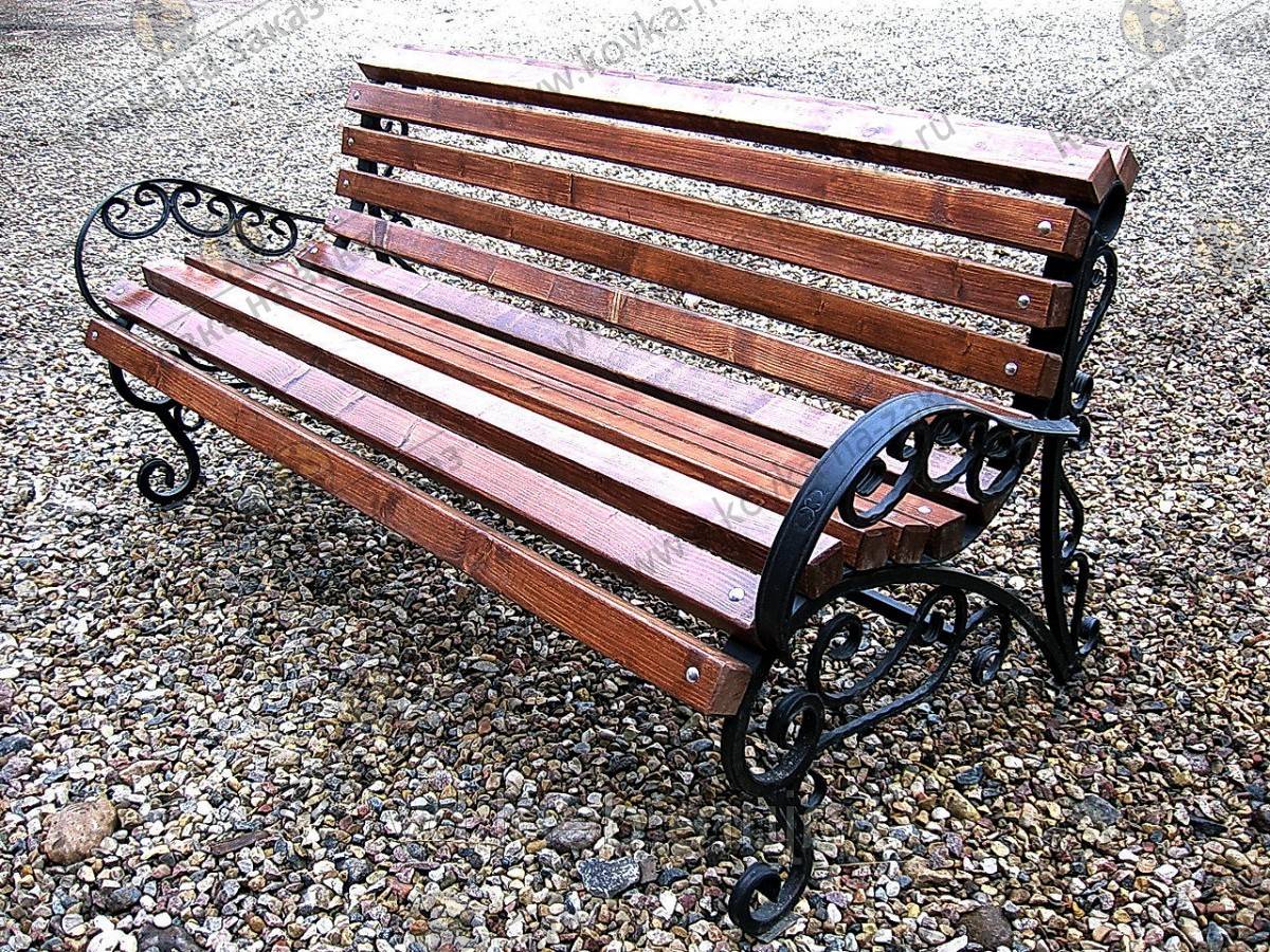 Глубокая скамейка с металлическими подлокотниками и ножками, украшенными коваными узорами
