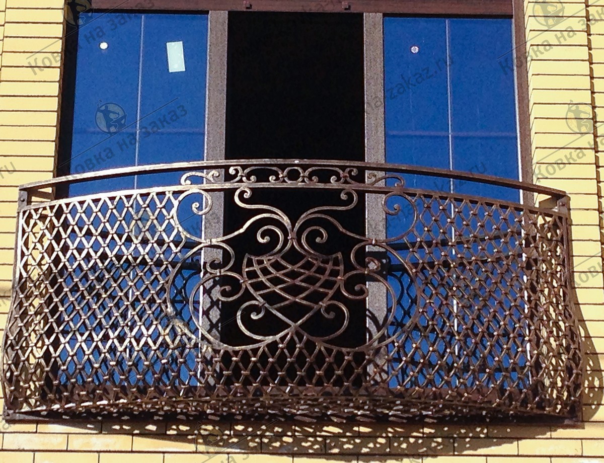 Кованый французский балкон оригинального дизайна со&nbsp;сложной геометрией и&nbsp;плотным сетчатым узором наполнения рисунка
