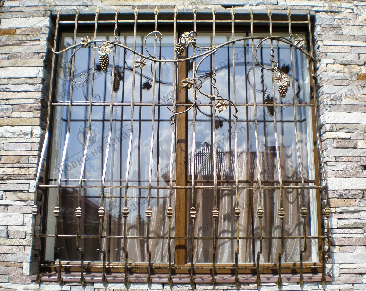 Кованая решетка для&nbsp;окна с&nbsp;виноградной лозой и&nbsp;гроздями, фото 1