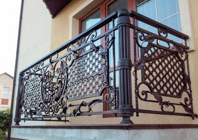 Массивное балконное ограждение выполнено из&nbsp;прокованной полосы различного сечения в&nbsp;сочетании с&nbsp;коваными листьями