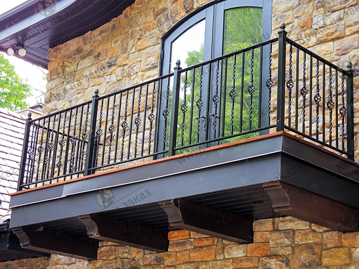 Классические перила для балкона со стойками из торсированного квадрата, увенчанными коваными фонариками, фото 1