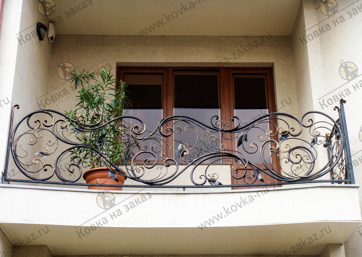Дизайнерский кованый балкон с&nbsp;классическим витым рисунком, но&nbsp;без&nbsp;явно выраженного обрамления, фото 1