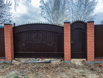 Кованые ворота с&nbsp;калиткой установлены в&nbsp;Спасске, Рязанская область