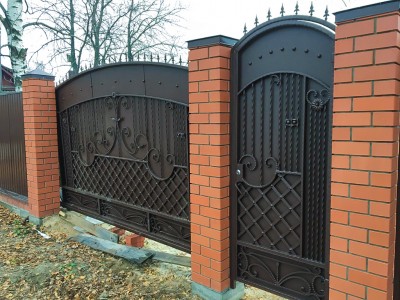 Кованые ворота с калиткой установлены в Спасске, Рязанская область, фото 2