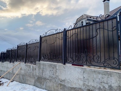 Забор для загородного дома, зашитый сотовым поликарбонатом, фото 4