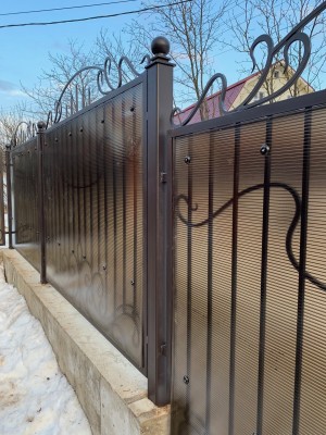 Забор для загородного дома, зашитый сотовым поликарбонатом, фото 5