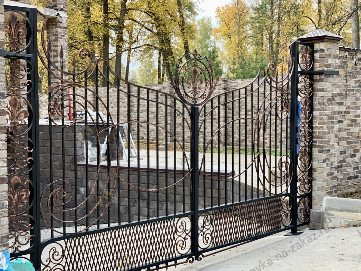 Распашные ворота, украшенные тосканской лилией, фото 1