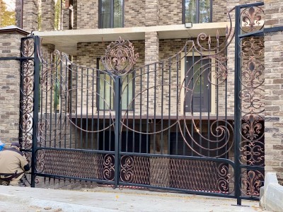 Распашные ворота, украшенные тосканской лилией, фото 2
