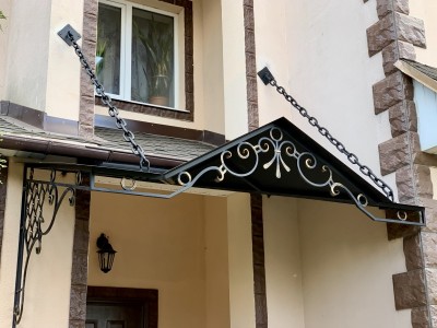 Кованый козырёк с&nbsp;трехскатной крышей, выполнен в&nbsp;строгом классическом стиле, покрыт листовым металлом, фото 4