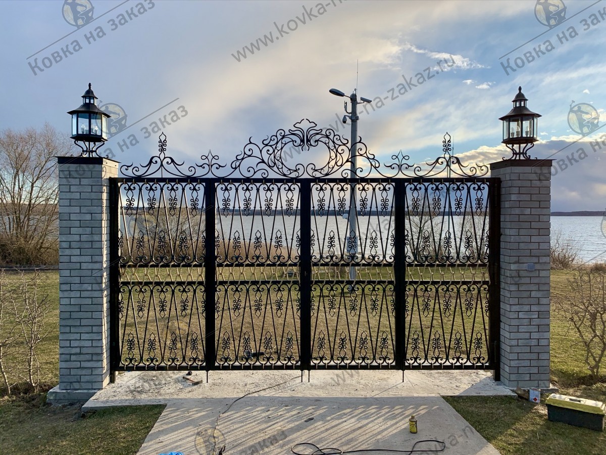 Четырёхсекционные распашные ворота для&nbsp;загородной усадьбы под&nbsp;Рузой, фото 1