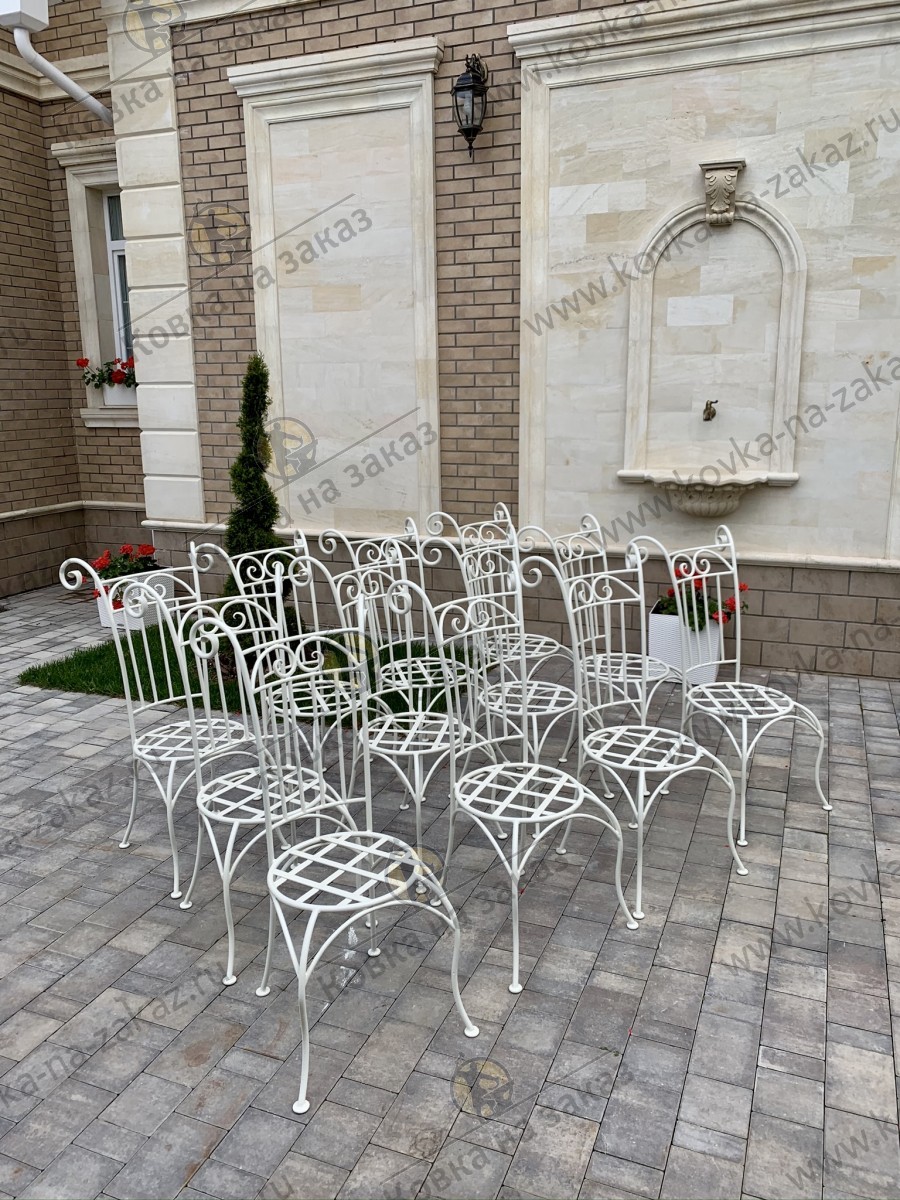 Набор из&nbsp;двенадцати белых стульев для&nbsp;большого обеденного стола в&nbsp;загородном доме на&nbsp;Новорижском шоссе, фото 1