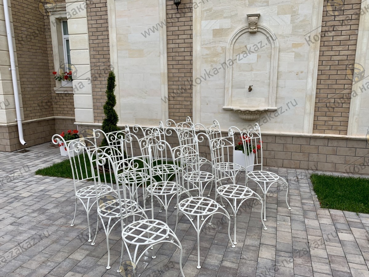 Набор из&nbsp;двенадцати белых стульев для&nbsp;большого обеденного стола в&nbsp;загородном доме на&nbsp;Новорижском шоссе, фото 2