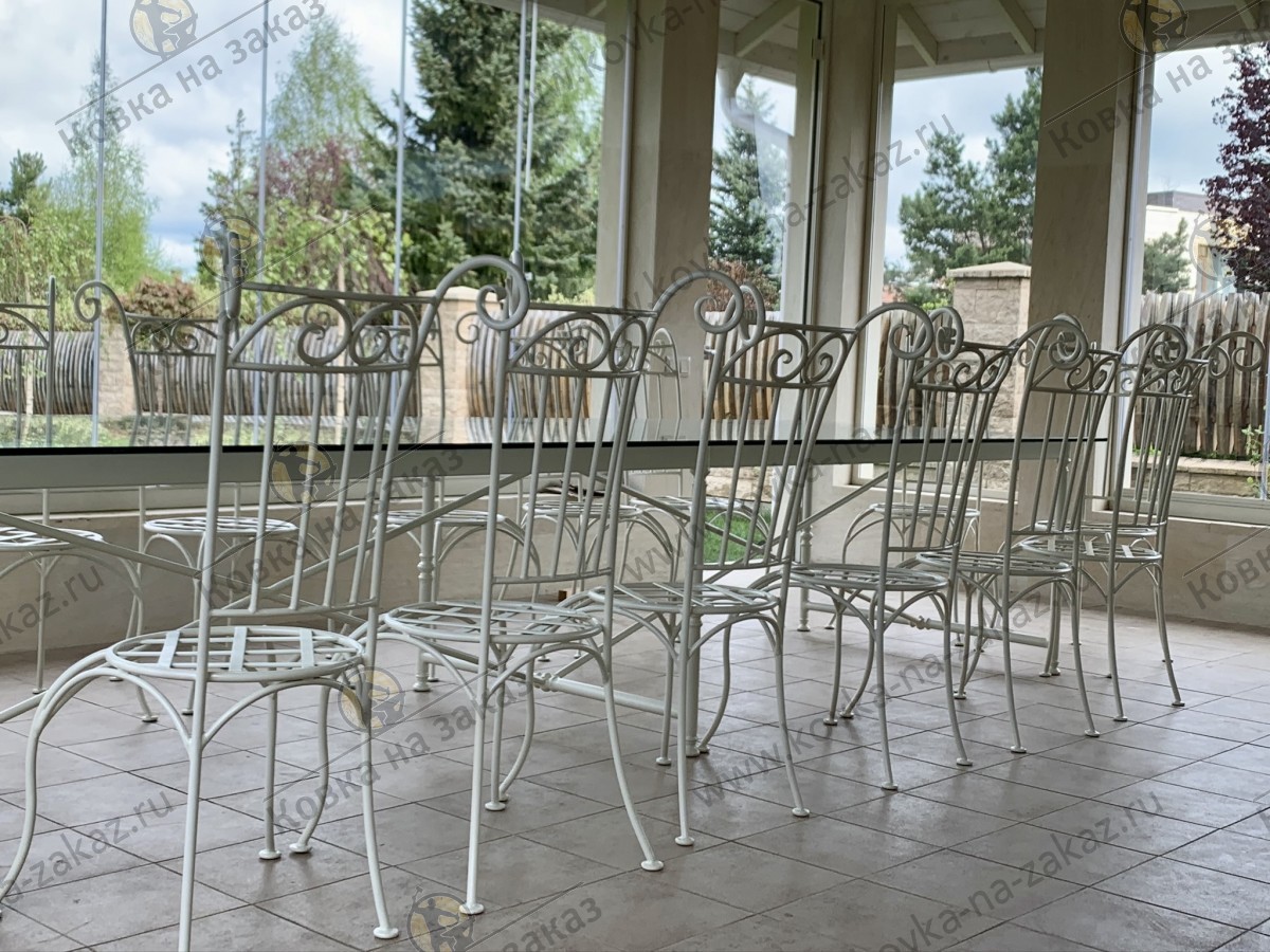 Набор из&nbsp;двенадцати белых стульев для&nbsp;большого обеденного стола в&nbsp;загородном доме на&nbsp;Новорижском шоссе, фото 3