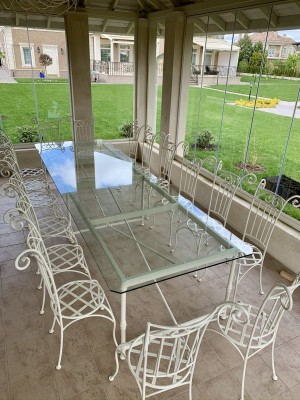 Большой белый обеденный стол со&nbsp;стеклянной столешницей на&nbsp;шестнадцать персон и&nbsp;комплект из&nbsp;ажурных кованых стульев к&nbsp;нему, фото 4