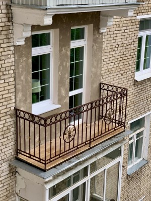 Аккуратный кованый балкончик из&nbsp;стоек с&nbsp;коваными вставками, колец и&nbsp;шаров, фото 2
