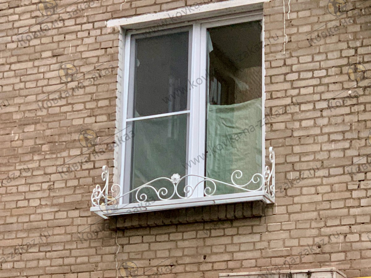 Кованые цветочницы белого цвета под&nbsp;окно в&nbsp;жилом доме на&nbsp;Профсоюзной улице в&nbsp;Академическом районе, фото 2