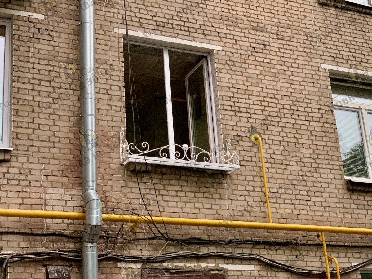 Кованые цветочницы белого цвета под&nbsp;окно в&nbsp;жилом доме на&nbsp;Профсоюзной улице в&nbsp;Академическом районе, фото 3