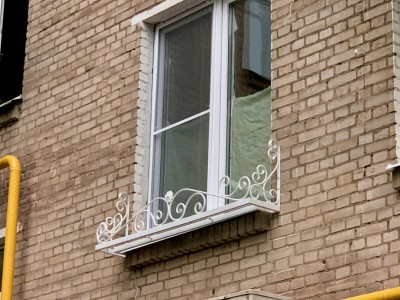 Кованые цветочницы белого цвета под&nbsp;окно в&nbsp;жилом доме
