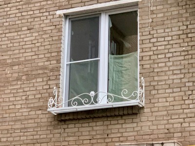 Кованые цветочницы белого цвета под&nbsp;окно в&nbsp;жилом доме на&nbsp;Профсоюзной улице в&nbsp;Академическом районе, фото 2