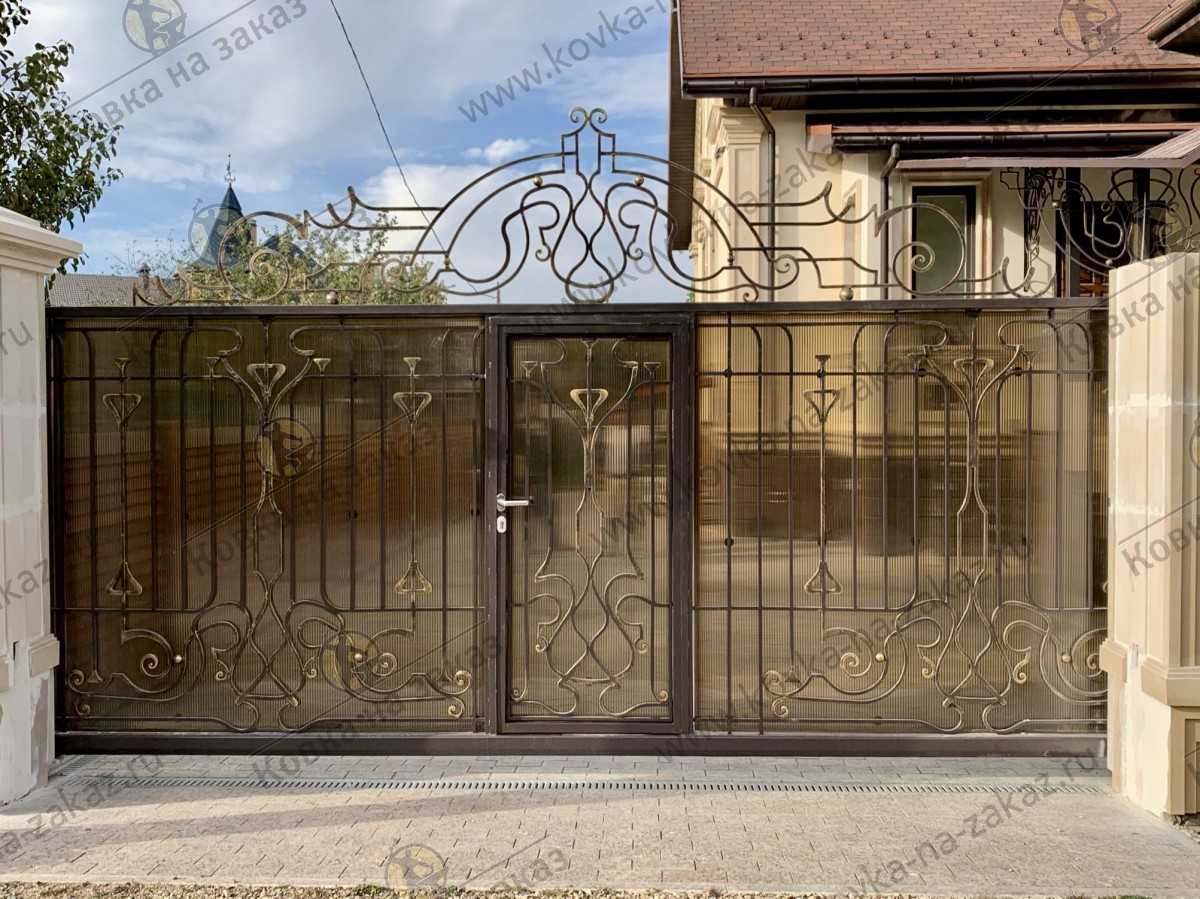 Откатные кованые ворота с&nbsp;калиткой и&nbsp;сотовым поликарбонатом для&nbsp;загородного дома в&nbsp;Говорово, фото 1