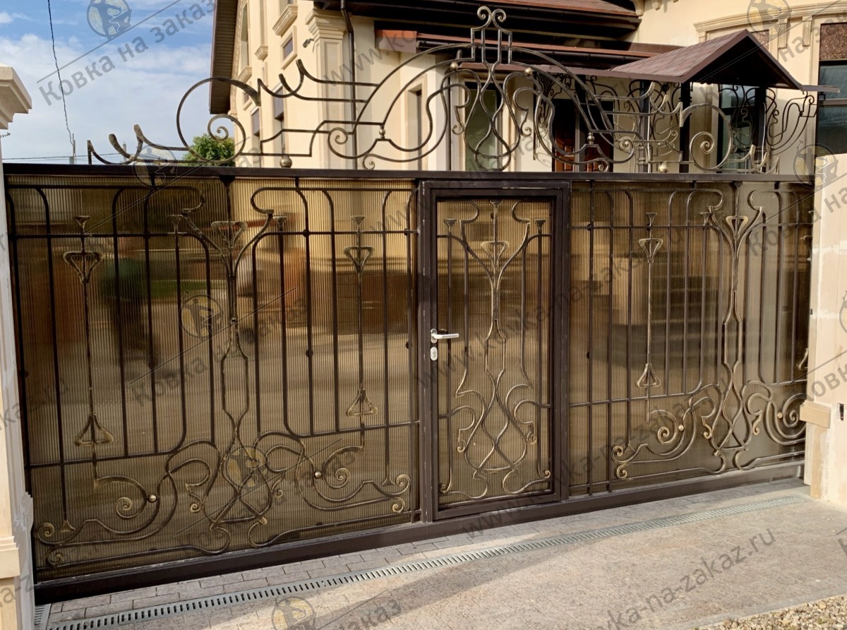 Откатные кованые ворота с&nbsp;калиткой и&nbsp;сотовым поликарбонатом для&nbsp;загородного дома в&nbsp;Говорово, фото 3