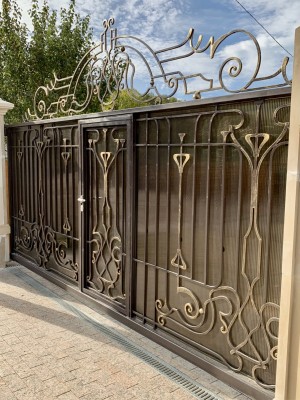 Откатные кованые ворота с&nbsp;калиткой и&nbsp;сотовым поликарбонатом для&nbsp;загородного дома в&nbsp;Говорово, фото 2