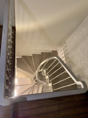 Лестница в&nbsp;двухуровневую квартиру в&nbsp;Видном с&nbsp;деревянным поручнем и&nbsp;коваными перилами, фото 5