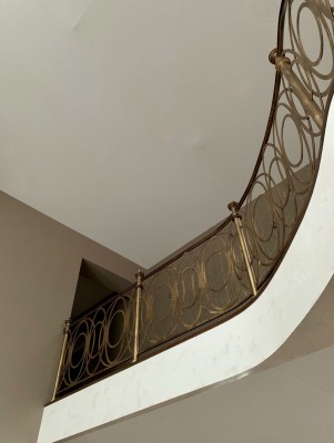 Геометричные перила для&nbsp;лестницы в&nbsp;загородный дом&nbsp;в&nbsp;Спасске, фото 9
